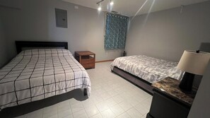 Iron/ironing board, WiFi, bed sheets - Marvelous 4-bedroom townhome with Free Parking in vibrant Chicago (Chicago)