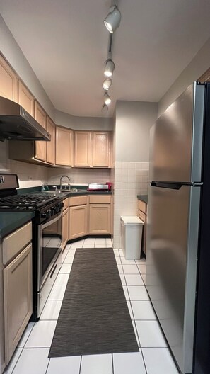 Microwave, oven, stovetop - Marvelous 4-bedroom townhome with Free Parking in vibrant Chicago (Chicago)