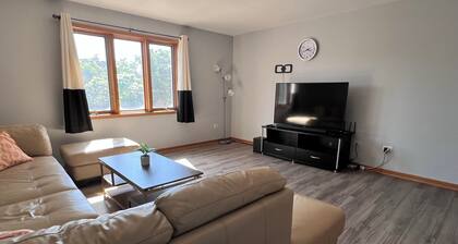 Marvelous 4-bedroom townhome with Free Parking in vibrant Chicago