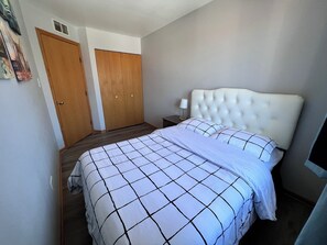 Tabla de planchar con plancha, wifi y ropa de cama 