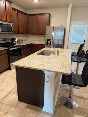 Private kitchen - Serene 4-bedroom house with AC in charming Locust Grove (Locust Grove)