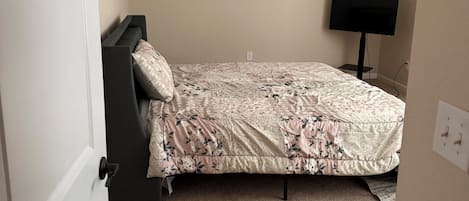 4 bedrooms, iron/ironing board, internet, bed sheets