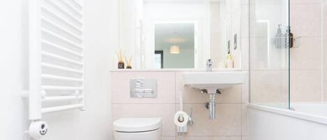 Séchoir à cheveux, serviettes fournies, savon, papier de toilette