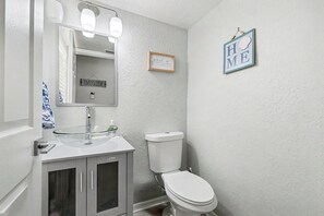 Een douche, een haardroger, handdoeken, toiletpapier