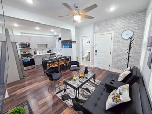 Smart TV - Modern 2BR Apartment • Near Manhattan & PATH Train (Jersey City)