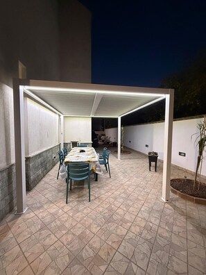 Outdoor dining - VILLA ANURAG YOUR OASIS OF RELAXATION (Baia Verde)