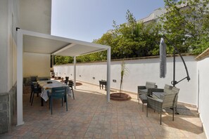 Outdoor dining - VILLA ANURAG YOUR OASIS OF RELAXATION (Baia Verde)