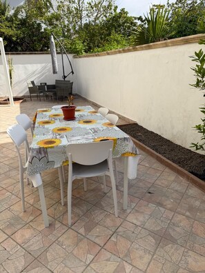 Outdoor dining - VILLA ANURAG YOUR OASIS OF RELAXATION (Baia Verde)