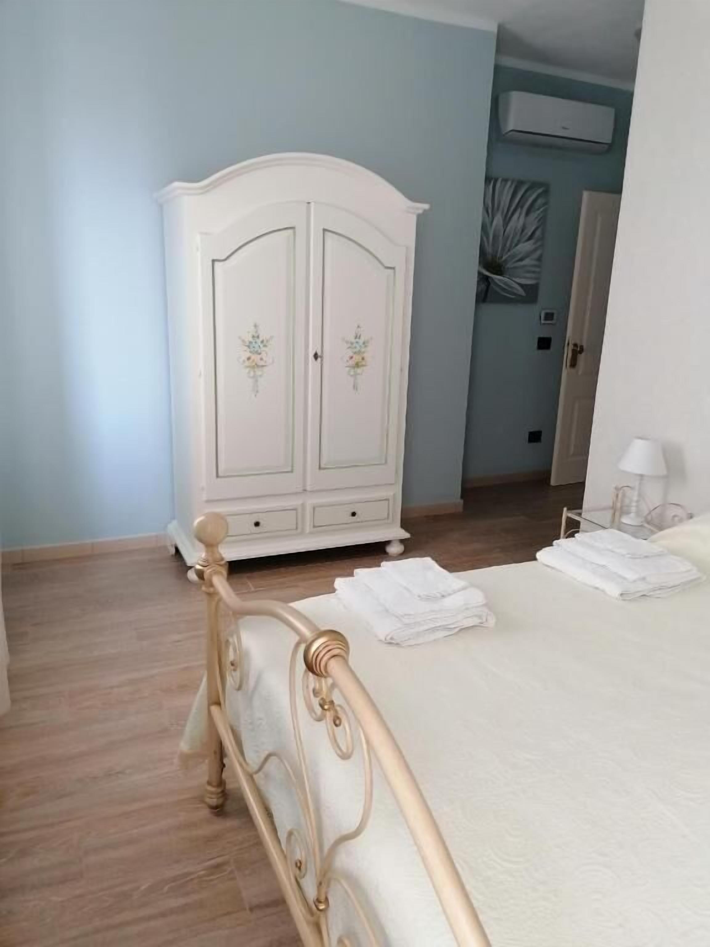 Habitación doble superior, vistas al jardín | Caja fuerte, escritorio, sistema de insonorización