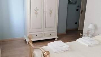 Habitación doble superior, vistas al jardín | Caja fuerte, escritorio, sistema de insonorización