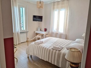 Quarto casal luxo, vista para a piscina | Cofres nos quartos, escrivaninha, quartos à prova de som