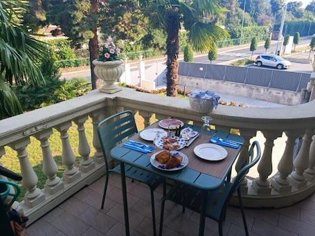 Ristorazione all'aperto. B&B VILLA PREZIOSA LAGO MAGGIORE
