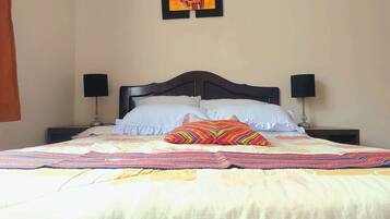 5 bedrooms, iron/ironing board, WiFi, bed sheets