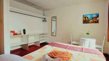 5 bedrooms, iron/ironing board, WiFi, bed sheets