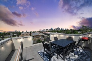 Outdoor dining - FIFA Luxury Game House w Rooftop, Downtown Views, Arcade, 3BR, 3.5 Bath Sleeps 8 (Houston)