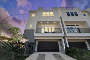 Exterior - FIFA Luxury Game House w Rooftop, Downtown Views, Arcade, 3BR, 3.5 Bath Sleeps 8 (Houston)