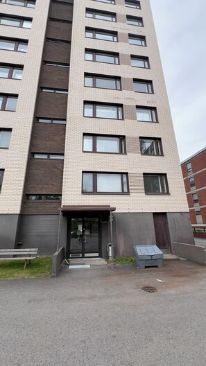 Exterior - Modern Apartment in Myyrmäki – Direct Train to Helsinki & Airport (Vantaa)
