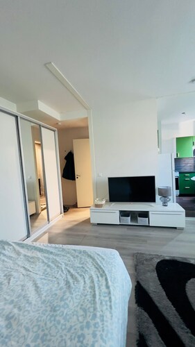 Modern Apartment in Myyrmäki – Direct Train to Helsinki & Airport
