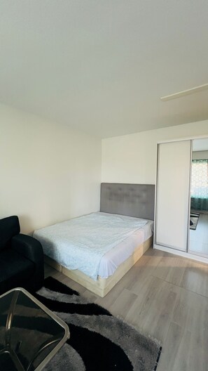 1 habitación, tabla de planchar con plancha, wifi gratis y ropa de cama 