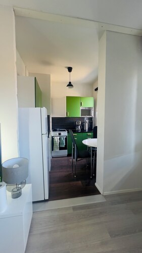 Modern Apartment in Myyrmäki – Direct Train to Helsinki & Airport