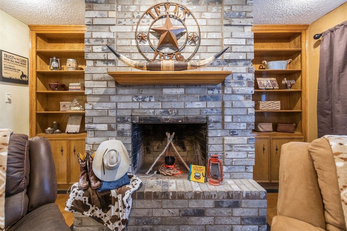 Waffle House | Pool · Game Room · Putting Green · - Abilene, TX