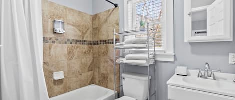 Douche, séchoir à cheveux, serviettes fournies, savon