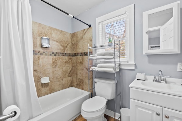 Shower, hair dryer, towels, soap - Cozy Getaway Near Downtown Concord (Concord)
