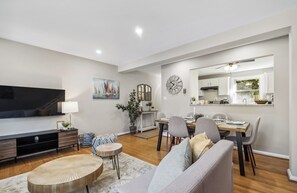 Living area - Staycation in Del Rey 10 min to DC Firepit Crib (Alexandria)