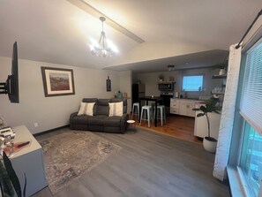 Living area - Awesome 2-bedroom house with AC in charming Jacksonville (Jacksonville)