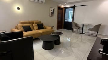 Luxury Apartment | Ruang tamu | 40 inci sebuah televisyen pintar dengan kabel
