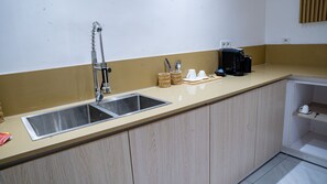 Habitación Deluxe doble | Cocina privada | Máquina de café espresso y hervidor eléctrico