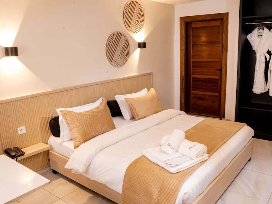 Quarto casal luxo | Cofres nos quartos, cortinas blackout, quartos à prova de som