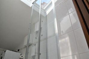 Regadera, secadora de cabello, bidet, toallas 