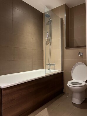 A modern bathroom with a glass-enclosed shower, a white bathtub, and a toilet. - Bespoke 2 Bed Deansgate & Mediacity | Free parking (Salford)