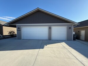 Exterior - Charming 3-bedroom house in Moses Lake!  On the golf course and near the Gorge! (Moses Lake)
