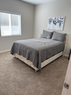 3 habitaciones, tabla de planchar con plancha, wifi y ropa de cama 