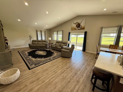 Charming 3-bedroom house in Moses Lake!  On the golf course and near the Gorge!