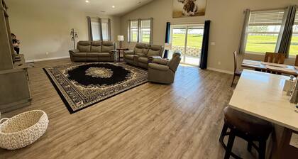 Charming 3-bedroom house in Moses Lake! On the golf course and near the Gorge!