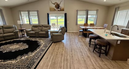 Charming 3-bedroom house in Moses Lake! On the golf course and near the Gorge!