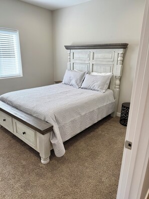 Room - Charming 3-bedroom house in Moses Lake!  On the golf course and near the Gorge! (Moses Lake)