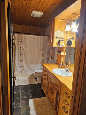 Shower, hair dryer, towels, soap - Gorgeous 4-bedroom Log Lodge in the pines. Custer, SD (Custer)