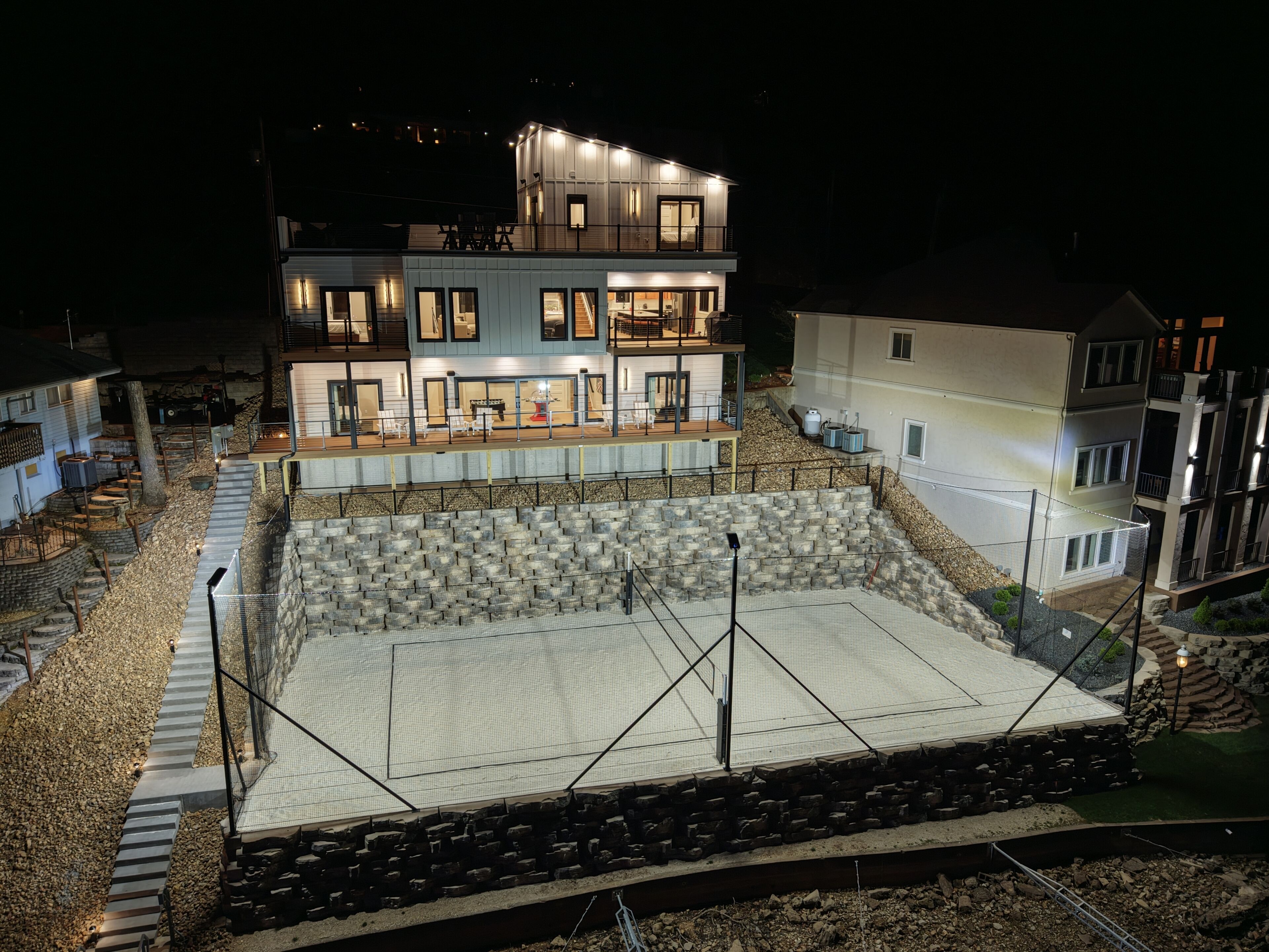 Ein mehrstöckiges Gebäude mit Balkon, Treppe und gepflastertem Bereich.