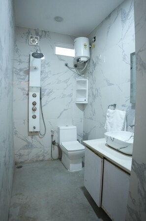 Regadera, tina de hidromasaje, secadora de cabello, bidet 