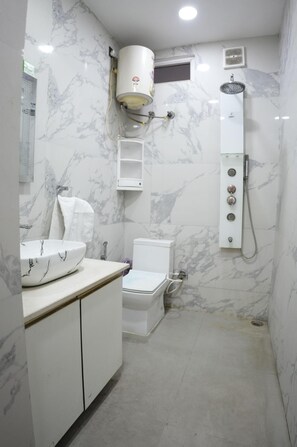 Ducha, bañera de hidromasaje, secador de pelo y bidé