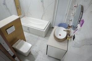 Ducha, bañera de hidromasaje, secador de pelo y bidé