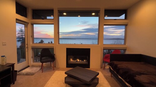 Modern private ocean-view 2-bedroom mother-in-law with hot tub, walk to beaches.