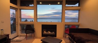 Modern private ocean-view 2-bedroom mother-in-law with hot tub, walk to beaches.