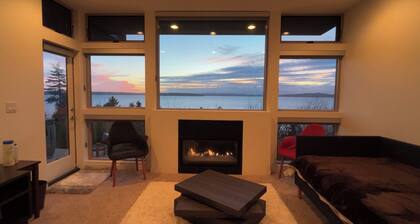 Modern private ocean-view 2-bedroom mother-in-law with hot tub, walk to beaches.