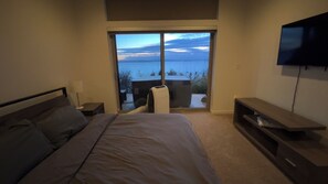 Iron/ironing board, WiFi, bed sheets - Modern private ocean-view 2-bedroom mother-in-law with hot tub, walk to beaches. (Seattle)