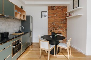 Fridge, microwave, oven, stovetop - European Style Luxe 1BD, Walk to All OTR (Cincinnati)